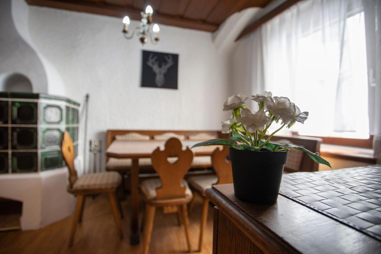 Traditional Old Town Apartment Hall in Tirol Eksteriør bilde